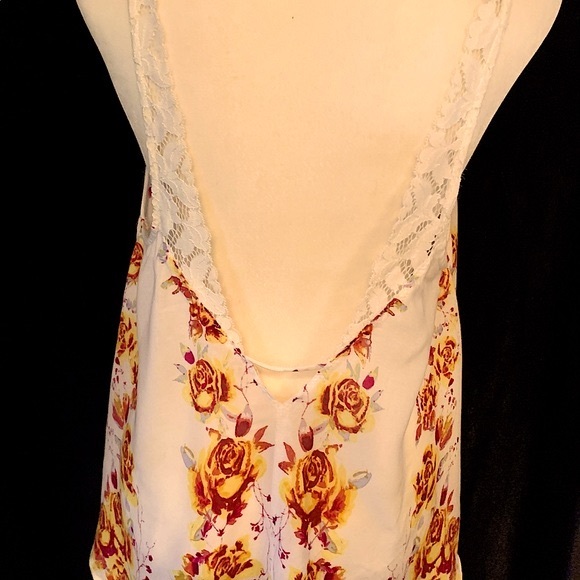 Free People Blouse Precious low back w/lace. V neck front with lace like new - Picture 3 of 5